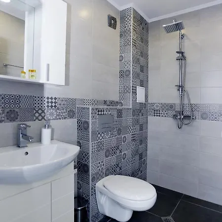 Lovely Sunrise - първа линия морска градина Apartament *